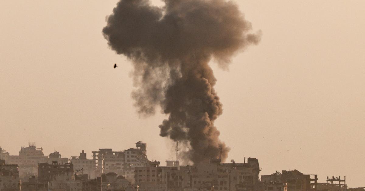 Una columna de humo se eleva sobre Ciudad de Gaza tras un bombardeo israelí.