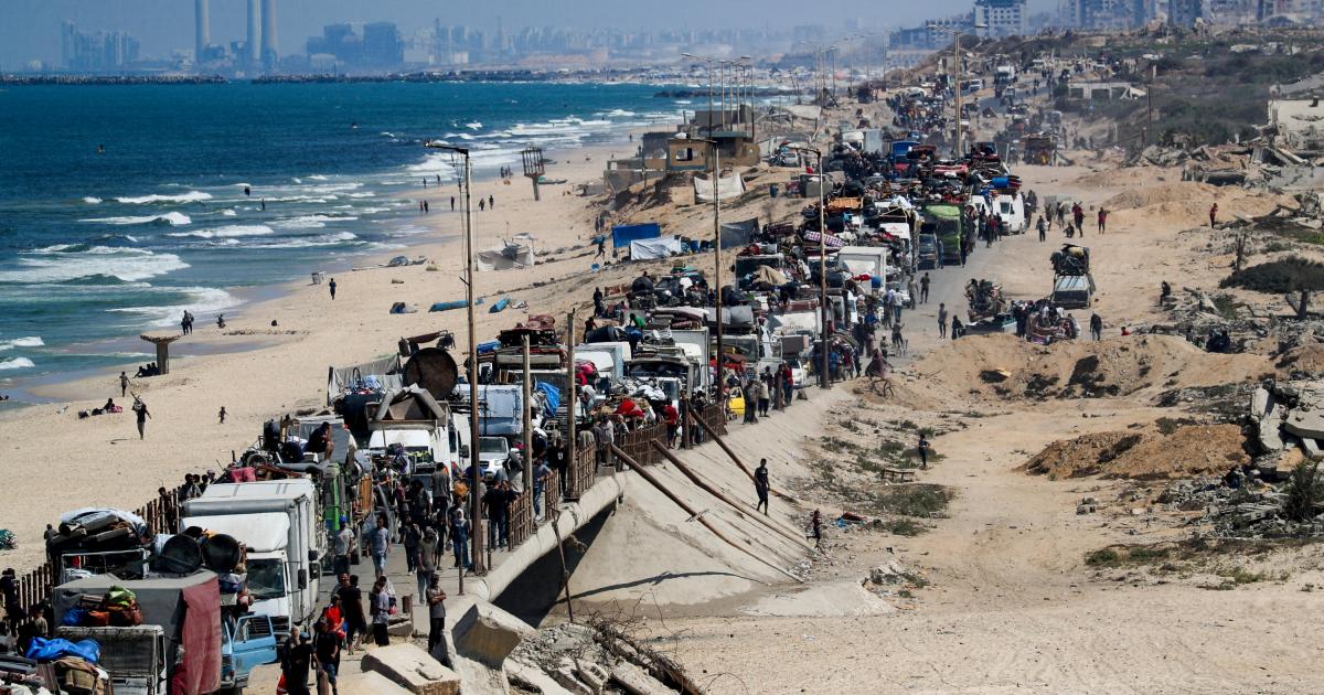 Gazatíes huyendo de la capital, tras invasión de Israel.