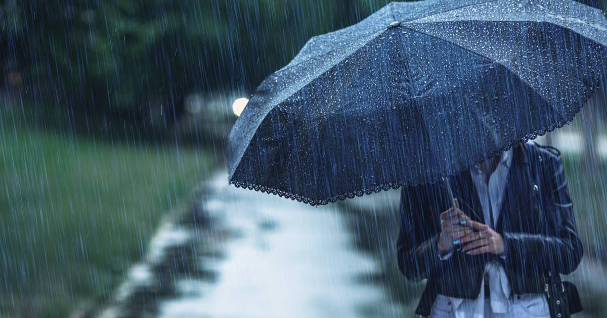 A la mujer le he pillado de repente una lluvia de verano, por suerte lleva paraguas