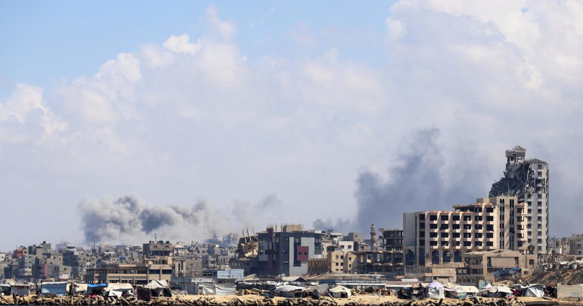 Columnas de humo elevándose sobre la capital gazatí, Ciudad de Gaza, tras bombardeos y ataques enmarcados en la invasión terrestre israelí del enclave palestino.