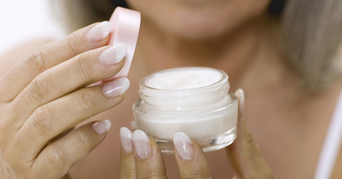 Imagen de archivo de una mujer con una crema.