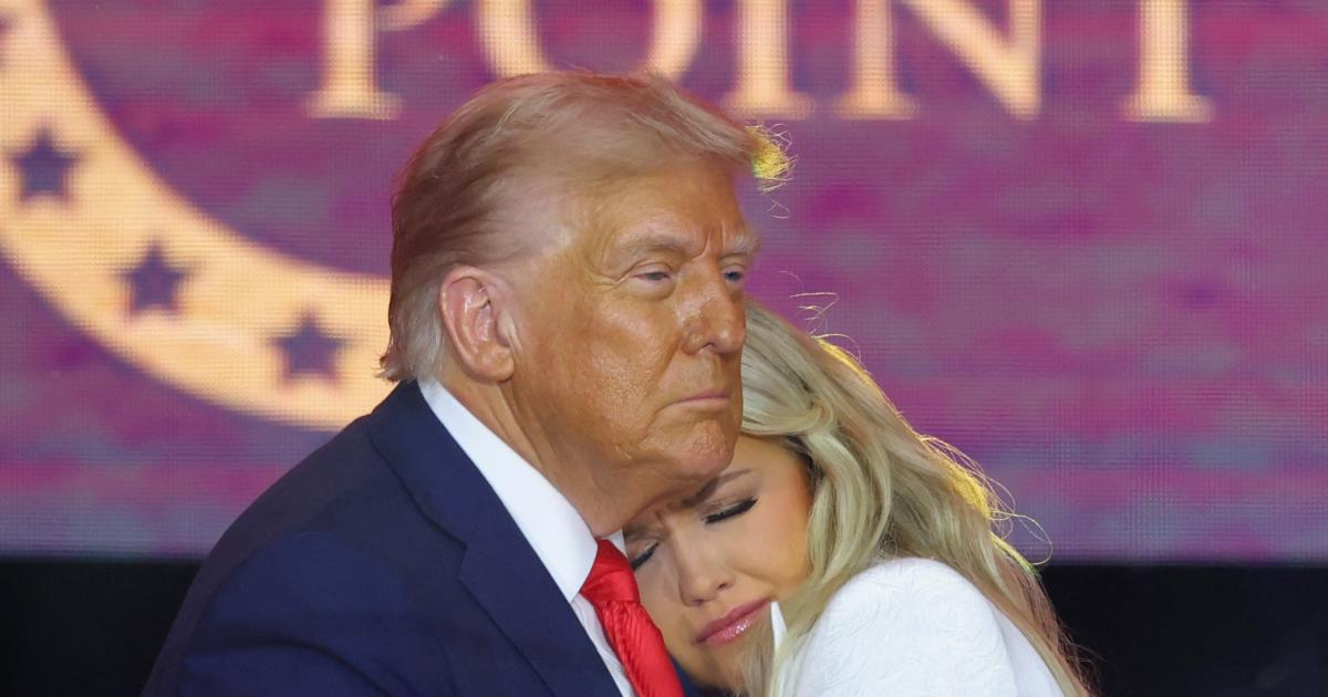 Donald Trump abraza a Erika Kirk en el funeral del activista ultraderechista Charlie Kirk.