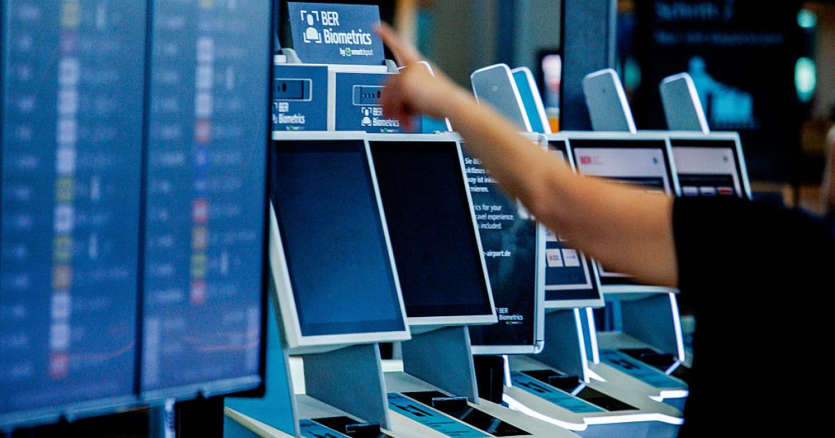 Un pasajero busca información de su vuelo en medio del caos por el ciberataque sufrido en varios aeropuertos, como este de Berlín, el sábado