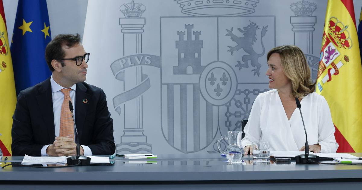 La portavoz del Gobierno y ministra de Educación, Pilar Alegría (d) y el ministro de Economía, Carlos Cuerpo (i) durante la rueda de prensa tras el Consejo de Ministros celebrado en La Moncloa, Madrid, este martes.
