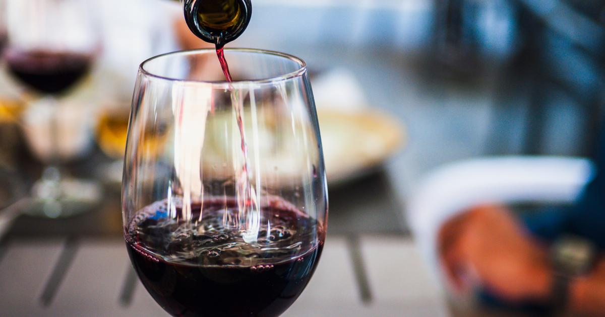 Copa de tinto siendo servida