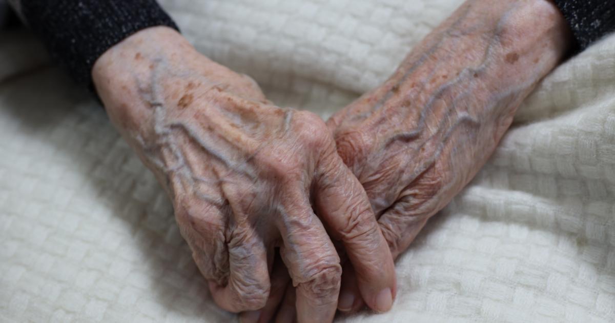 Manos de una persona centenaria.