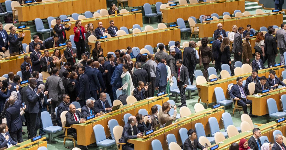 Asistentes a la Asamblea General de la Organización de las Naciones Unidas (ONU) se levantan de sus asientos este viernes, en Nueva York (Estados Unidos), al salir Netanyahu.
