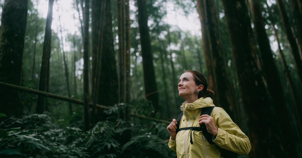 Una mujer haciendo senderismo.
