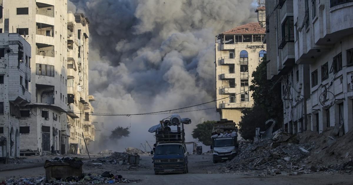 Humo tras un ataque aéreo israelí en Ciudad de Gaza en las últimas horas