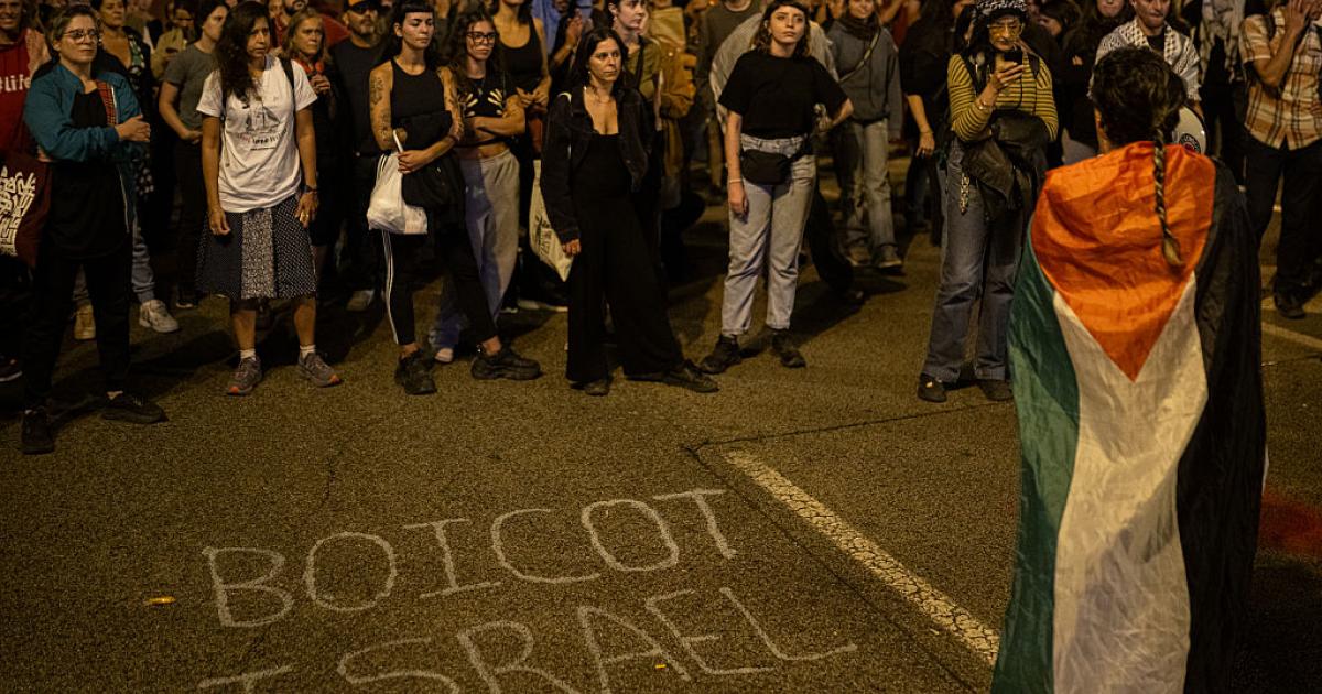 Centenares de personas se concentran ante la embajada de Israel en Barcelona