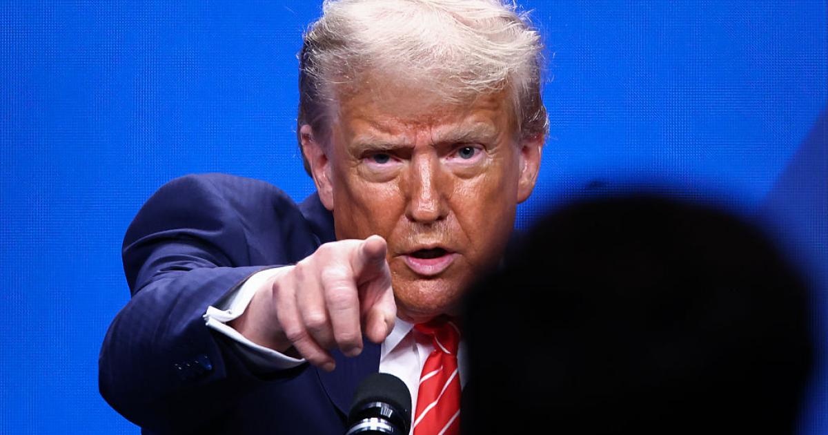 Donald Trump señala en una comparecencia