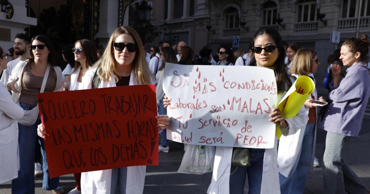 Médicos en la manifestación de Madrid este viernes.