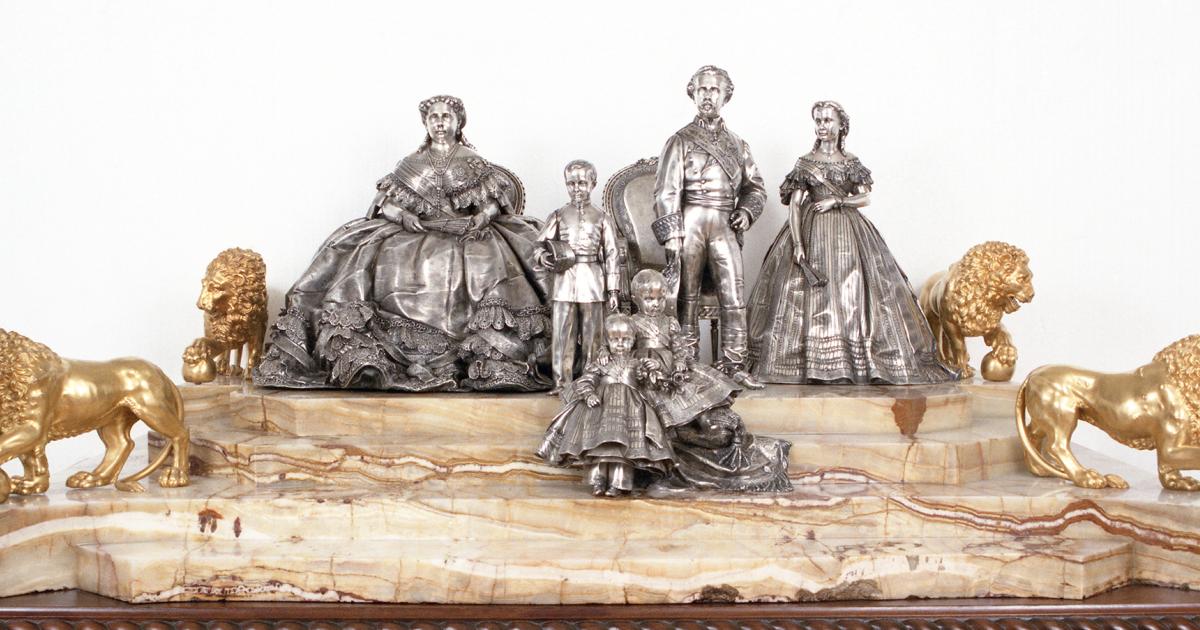 Grupo escultórico de la familia de Isabel II realizado en fotoescultura
