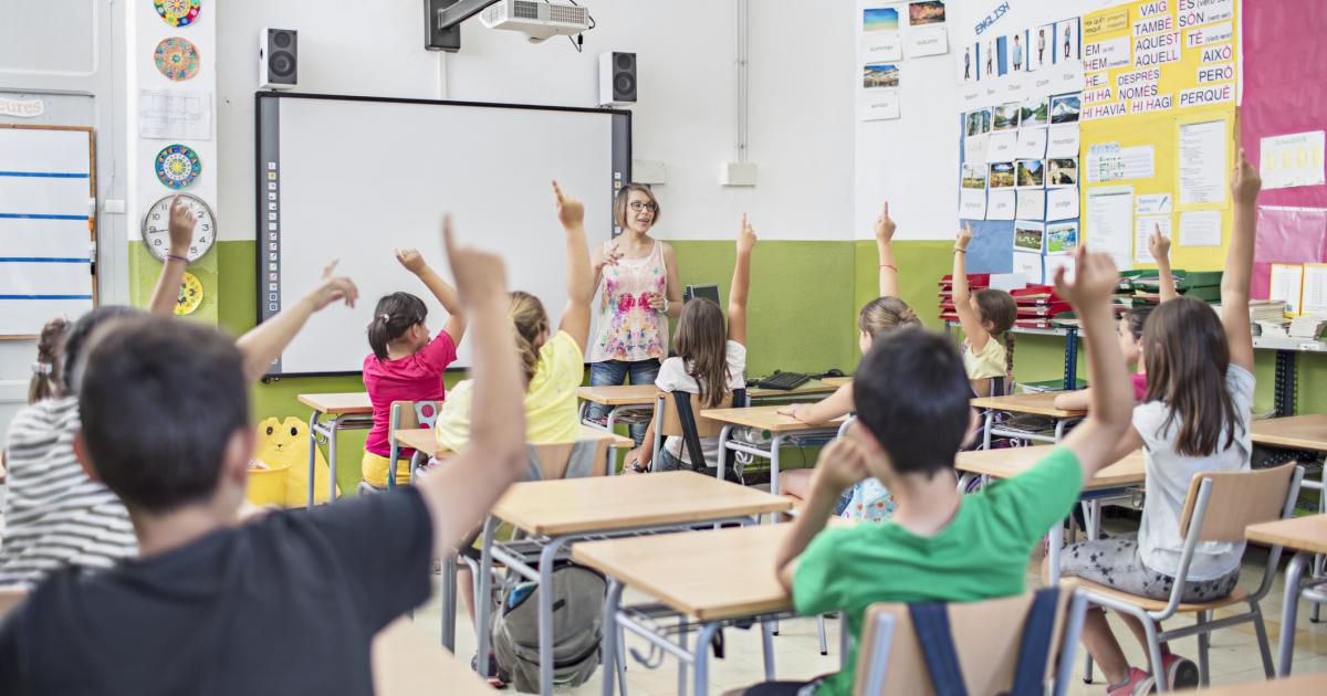 Una profesora atiende una pregunta en clase, en una imagen de archivo.