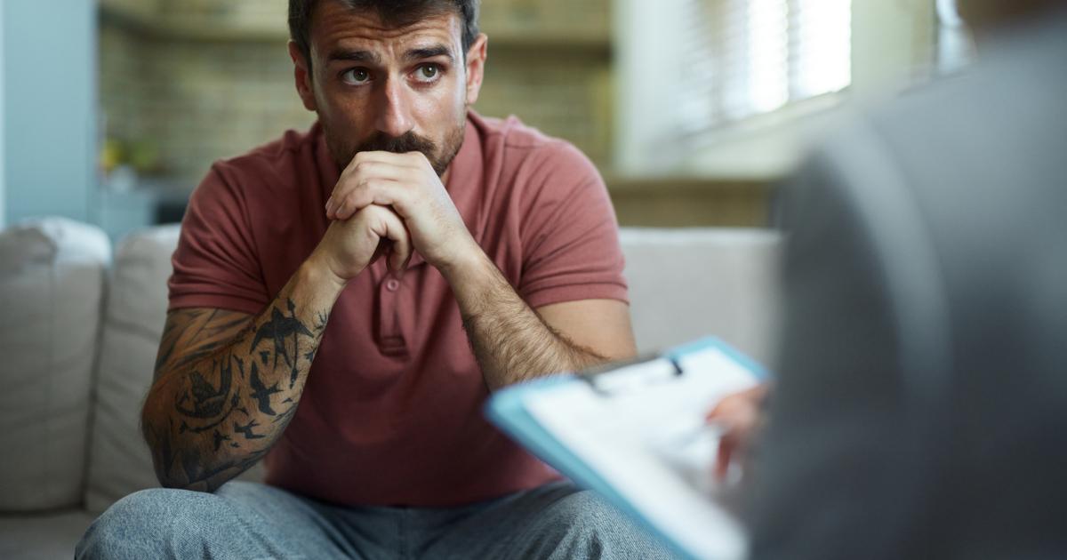 Imagen de archivo de un hombre en el psicólogo.