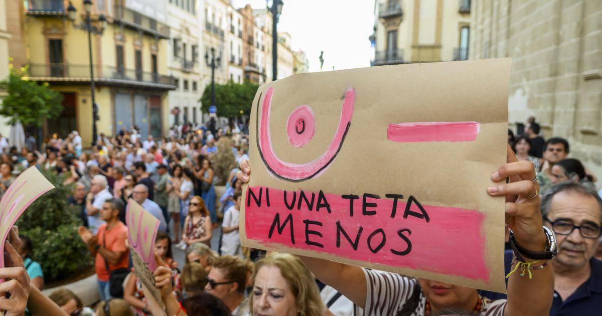 Varios miles de personas, en su mayoría mujeres, se han manifestado este miércoles ante la sede principal del Servicio Andaluz de Salud (SAS).