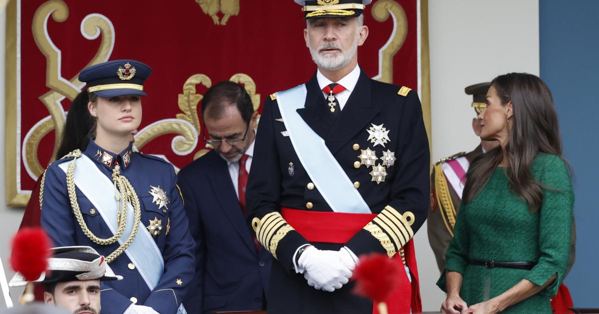 La princesa Leonor con el uniforme de alférez alumna del Ejército del Aire junto a los reyes en el 12 de octubre