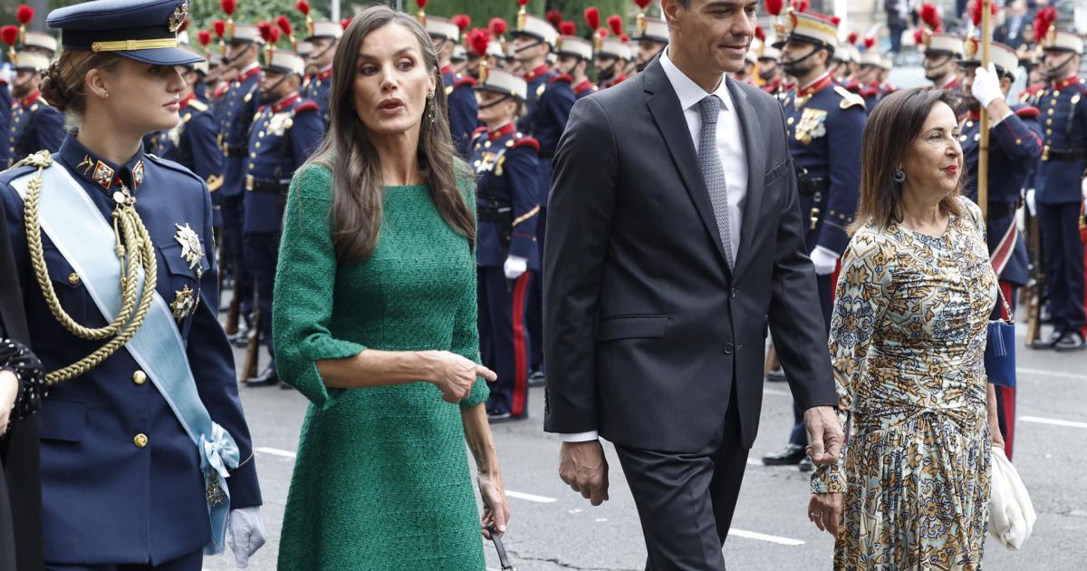 La reina Letizia conversa con la princesa Leonor junto al presidente del Gobierno, Pedro Sánchez, y la ministra de Defensa, Margarita Robles (dcha) a su llegada al desfile de las Fuerzas Armadas con motivo de la Fiesta Nacional este domingo en Madrid.