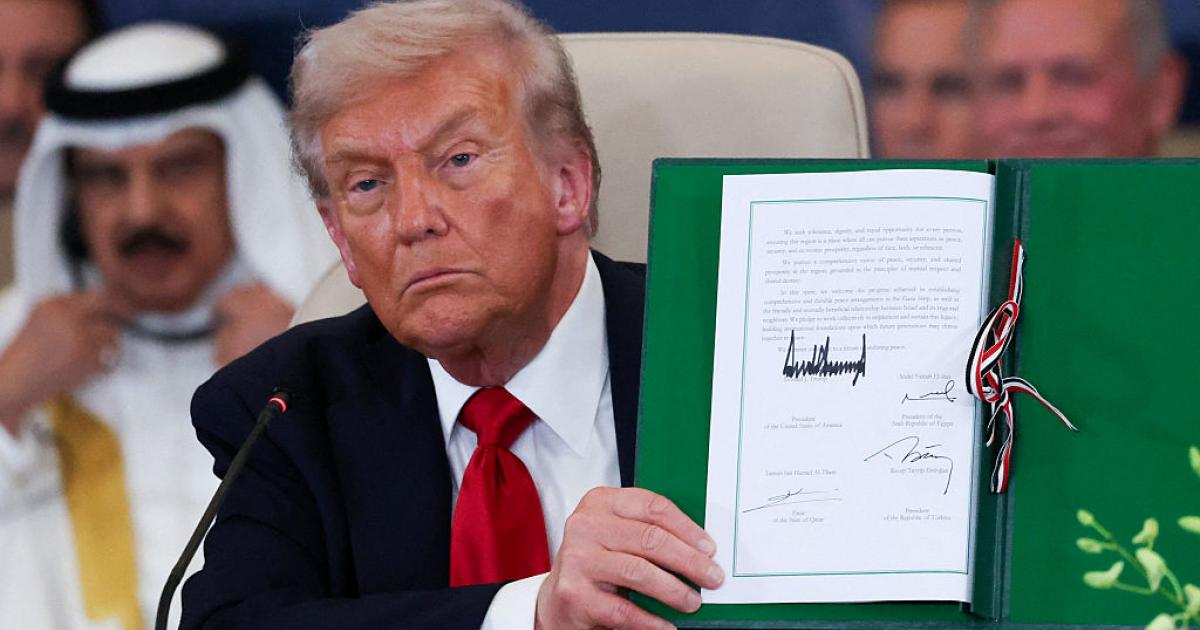 El momento: Donald Trump firma 'su' plan de paz entre Israel y Hamás