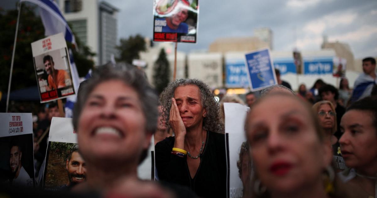 Una mujer llora en una concentración en Tel Aviv para pedir la liberación de los rehenes retenidos en Gaza
