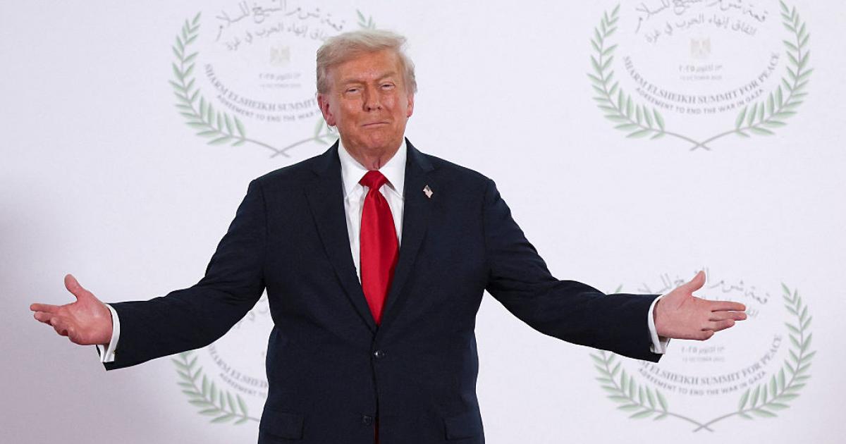 Donald Trump, ufano en la presentación de la cumbre de Sharm El-Sheik