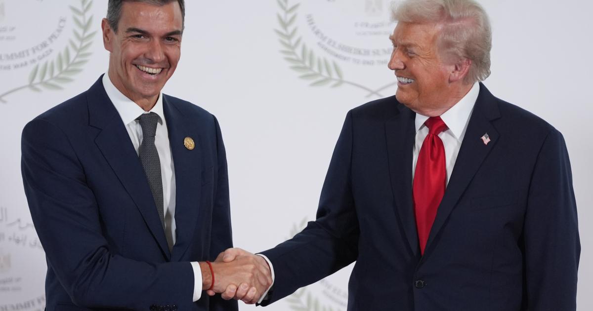 El presidente del Gobierno de España, Pedro Sánchez, y su homólogo estadounidense, Donald Trump; durante la cumbre internacional para el acuerdo del plan de paz para Gaza, en Egipto.