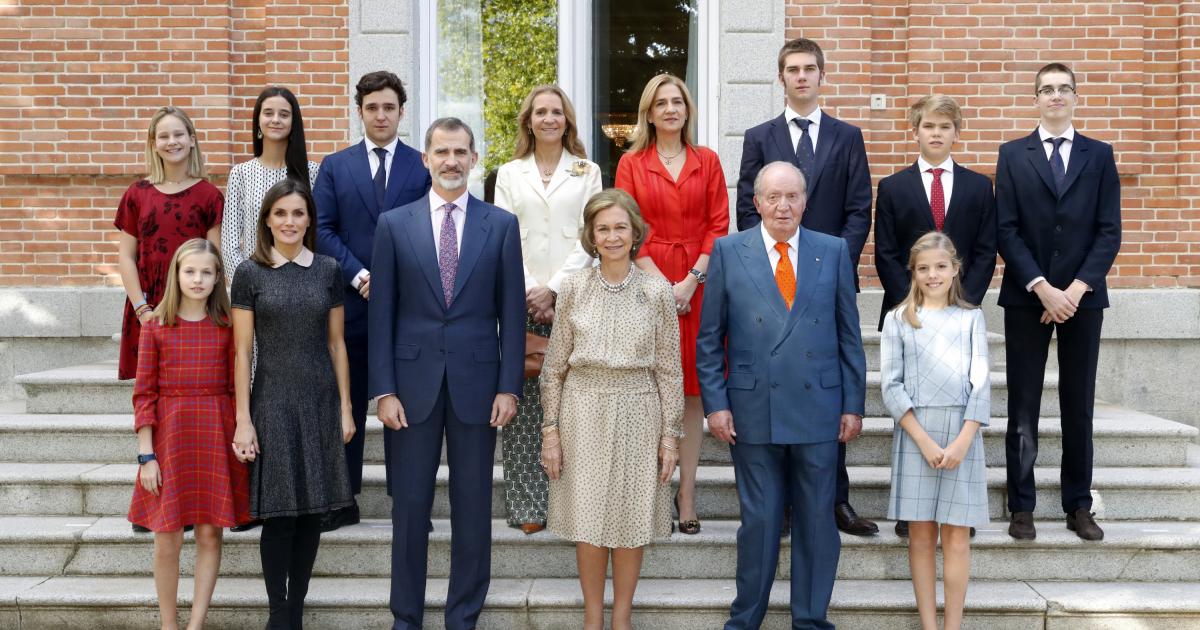 Los reyes Juan Carlos y Sofía, los reyes Felipe Letizia y sus hijos, la infanta Elena y sus hijos y la Infanta Cristina y los suyos en el 80 cumpleaños de la reina Sofía