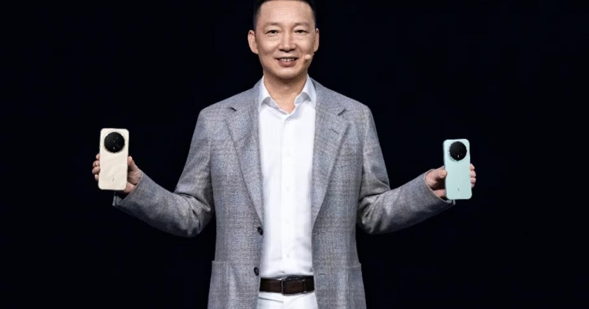 El CEO de Honor, Jian Li, con los nuevos Magic 8 y Magic 8 Pro.