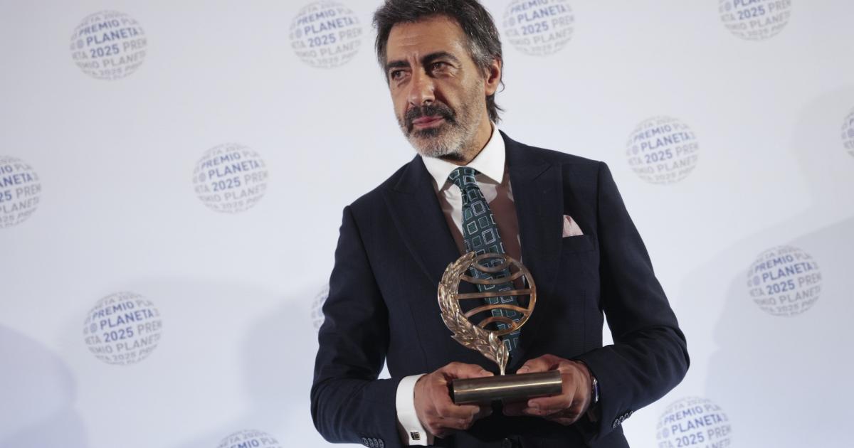 Juan del Val posa con el Premio Planeta.