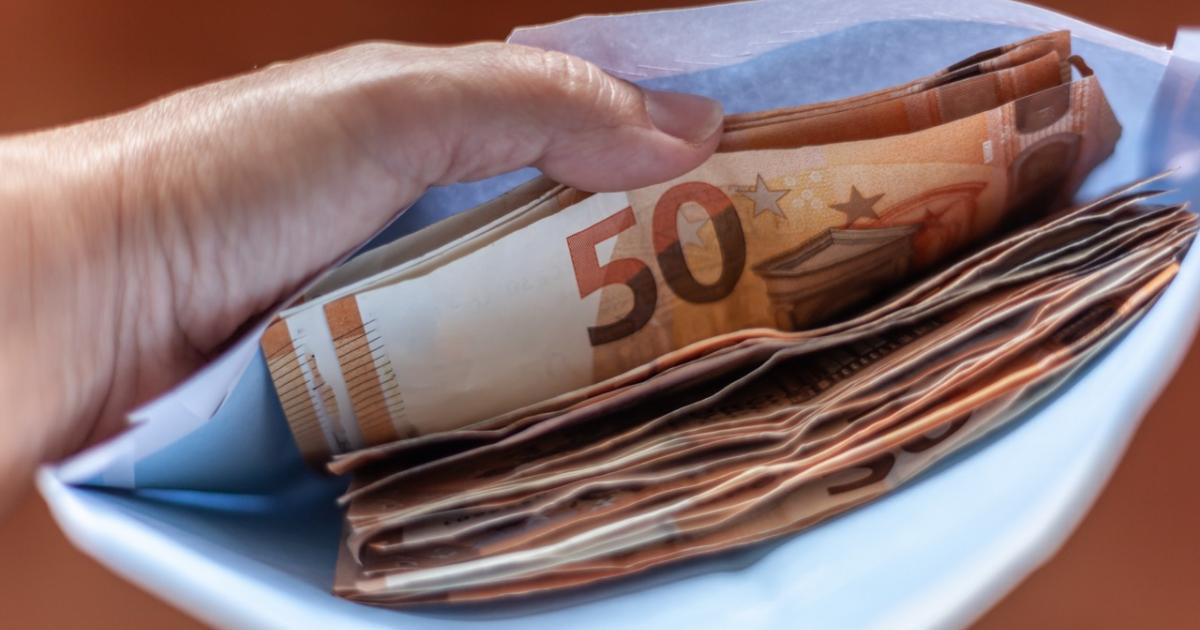 Sobre con dinero en billetes de 50 euros utilizado como regalo de boda.