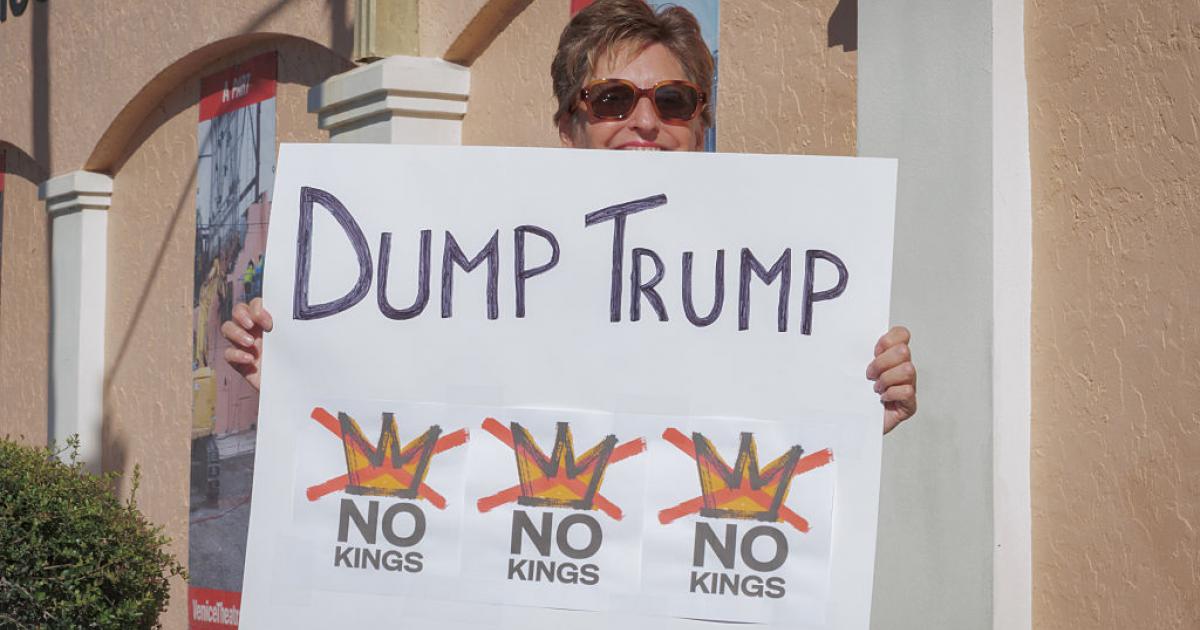 Un manifestante en Venice, Florida, en la manifestación 'No Kings' del 18 de octubre de 2025.