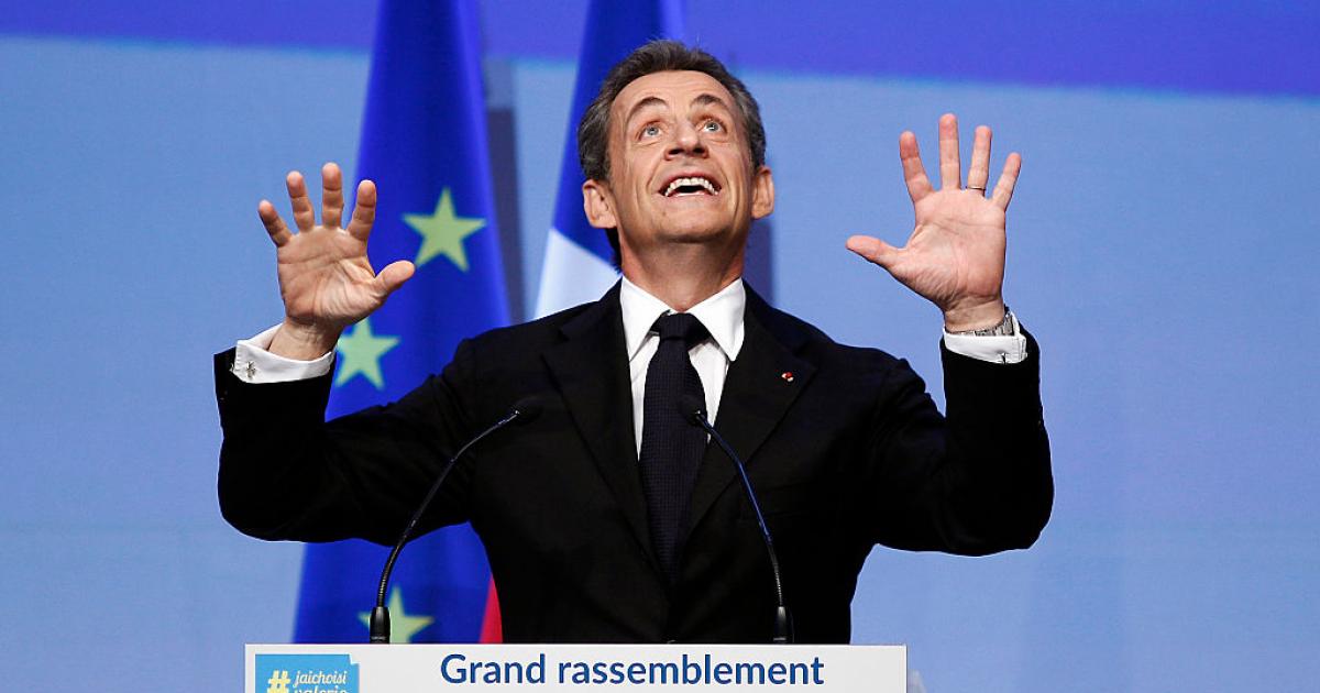 El expresidente de Francia, Nicolas Sarkozy, gesticula en el estrado durante un mitin de su partido.