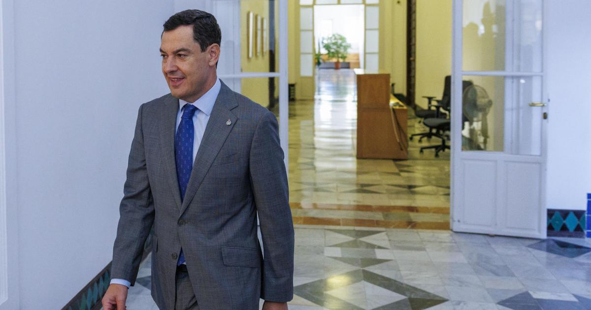 El presidente de la Junta de Andalucía, Juanma Moreno, caminando por los pasillos del Palacio de San Telmo.
