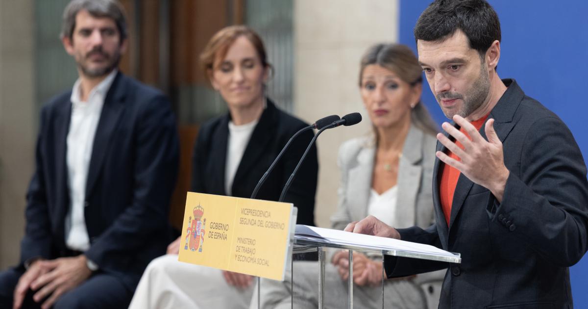 Imagen de archivo del ministro de Derechos Sociales, Pablo Bustinduy, y la vicepresidenta segunda, Yolanda Díaz; la ministra de Sanidad, Mónica García; y el ministro de Cultura, Ernest Urtasun.