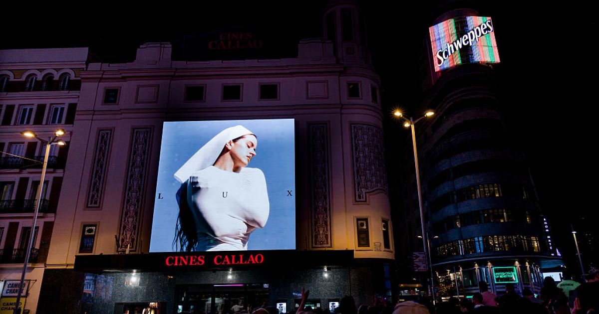 La portada del disco 'Lux' de Rosalía proyectado en Callao en Madrid