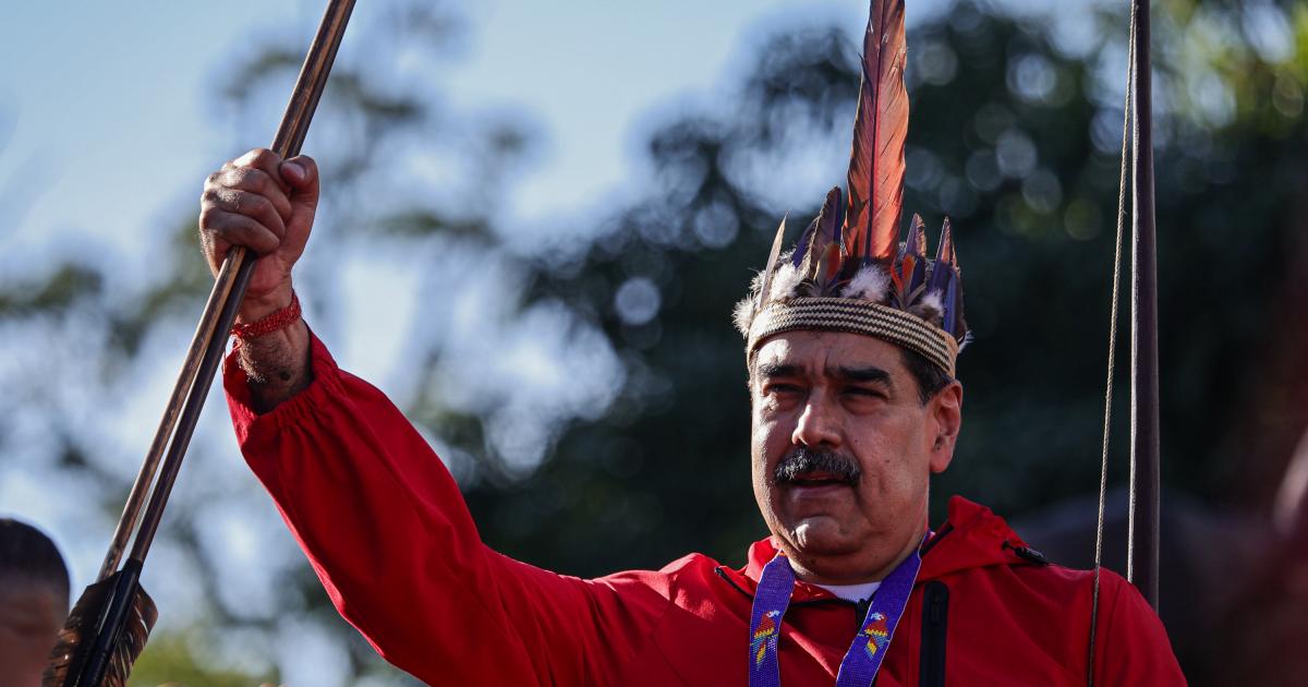 Imagen de archivo del presidente de Venezuela, Nicolás Maduro, ataviado con un arco y un tocado con pluma.