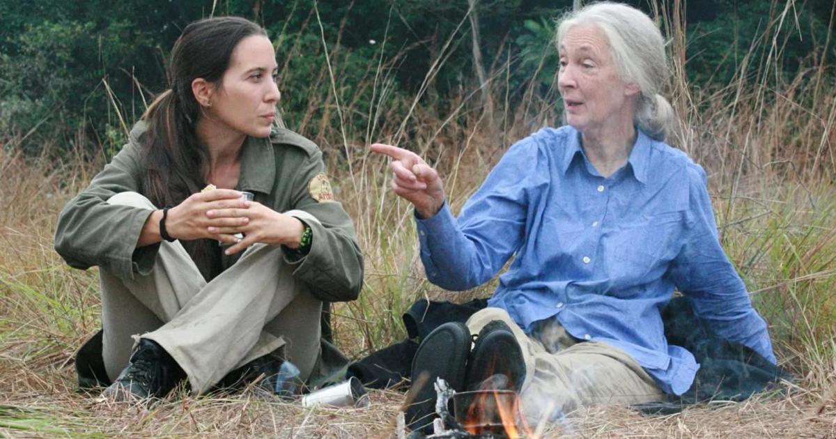 La veterinaria española Rebeca Atencia junto a la etóloga Jane Goodall.