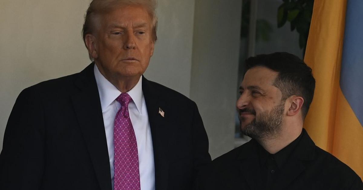 Trump, serio, en la recepción a un sonriente Zelenski, este viernes en la Casa Blanca