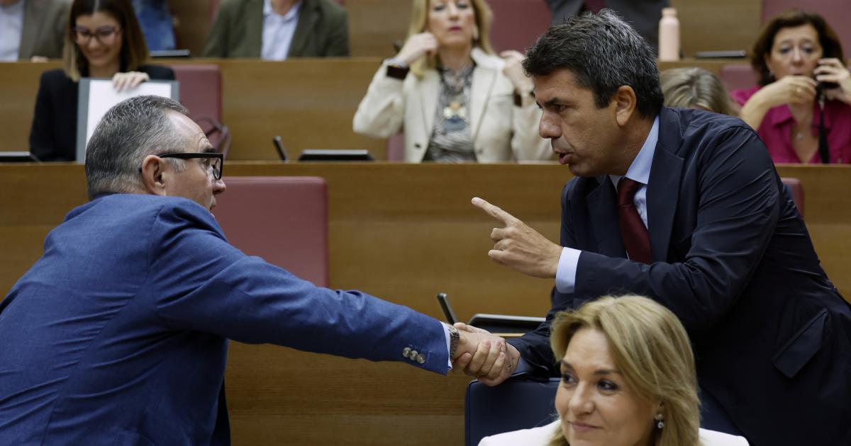 El vicepresidente segundo y conseller para la Recuperación Económica y Social, Francisco José Gan Pampols (i) saluda al presidente, Carlos Mazón (d) y la vicepresidenta primera y consellera de Servicios Sociales, Igualdad y Vivienda, Susana Camarero (abajo).