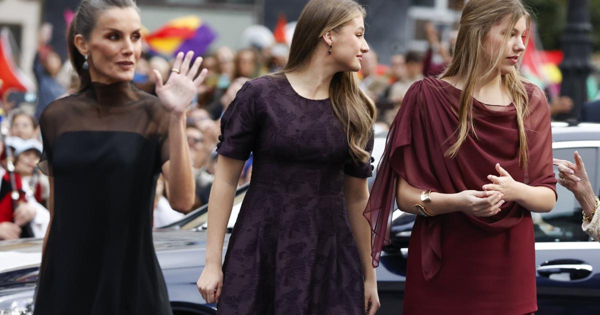 La reina Letizia, la princesa Leonor y la infanta Sofia llegando al Teatro Campoamor para la ceremonia de entrega de los Premios Princesa de Asturias 2025.