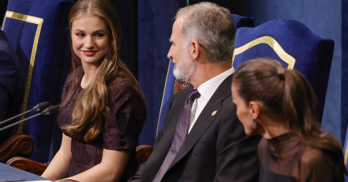 Los reyes Felipe y Letizia miran orgullosos a la princesa Leonor en los Premios Princesa de Asturias 2025