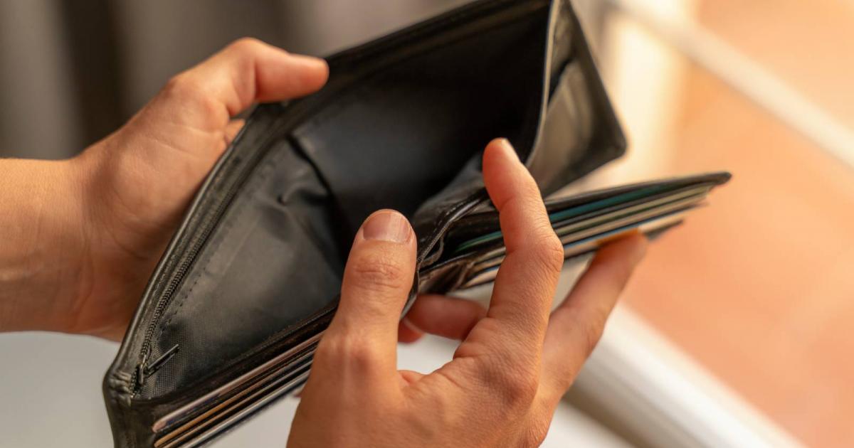 Hombre abriendo cartera vacía