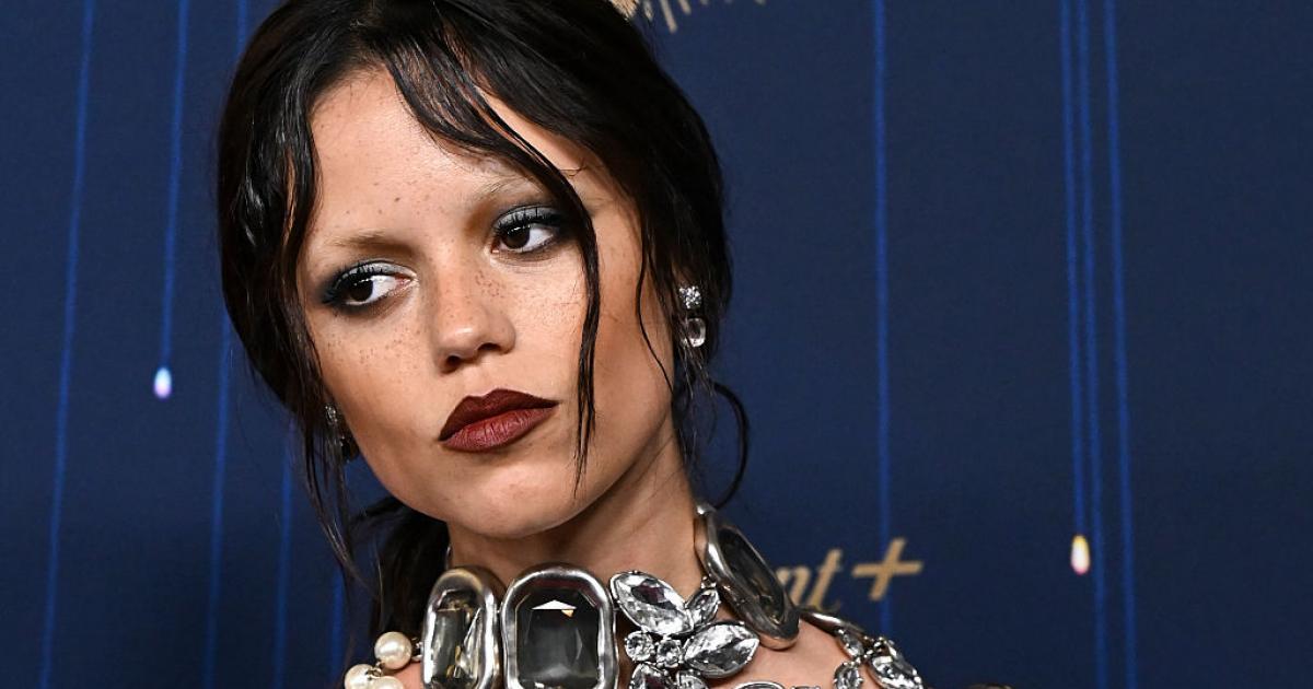 Jenna Ortega, con labios borgoña en la alfombra roja