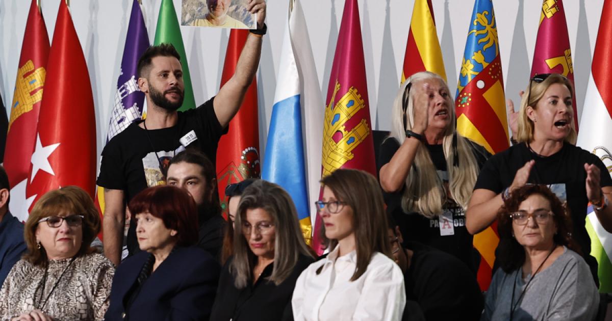 Varios de los familiares de las 237 víctimas de la dana muestran fotografías de los seres queridos fallecidos