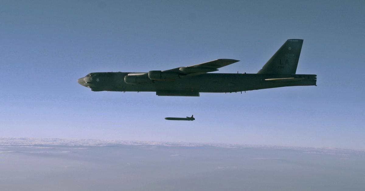 Un bombardero B-52H Stratofortress de la Fuerza Aérea de Estados Unidos lanza un misil de crucero durante un ejercicio de prueba sobre el Pacífico.