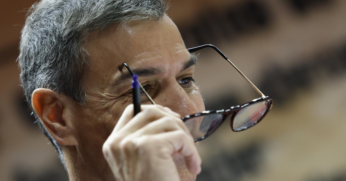 Pedro Sánchez sosteniendo las gafas de ver este jueves en el Senado.