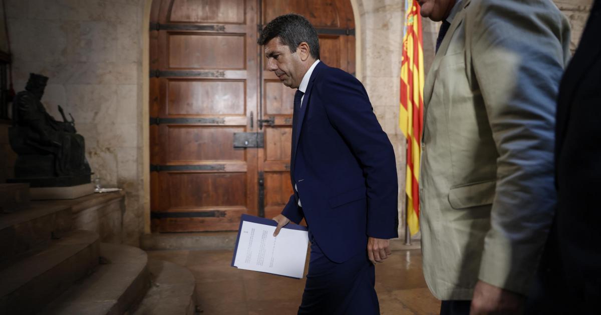 El president de la Generalitat, Carlos Mazón, al finalizar su comparecencia en la que ha anunciado que dimitirá al frente del Gobierno valenciano, pero seguirá como diputado en Les Corts Valencianes y no convocará elecciones autonómicas anticipadas.