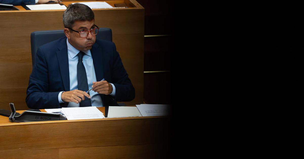 El presidente de la Generalitat, Carlos Mazón, resopla durante el Debate de Política General, en las Cortes Valencianas, el 23 de septiembre de 2025 en Valencia.