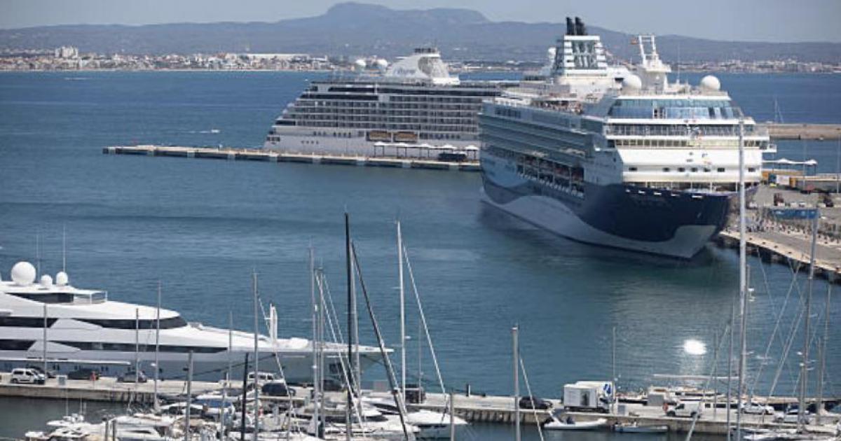 Un crucero embarcando en el Puerto de Mallorca, España