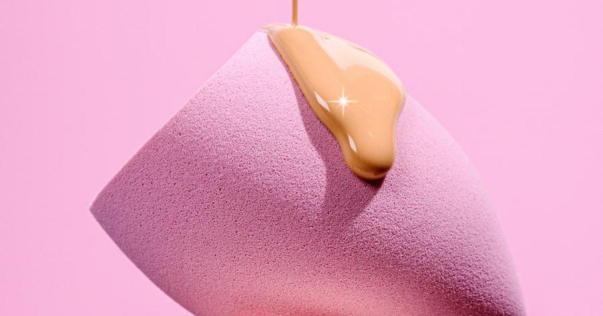 Base de maquillaje sobre una esponja